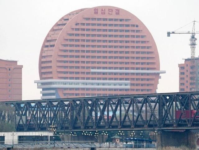 丹东对岸的朝鲜城市新义州,新区高楼多了很多,像个城市模样了_腾讯