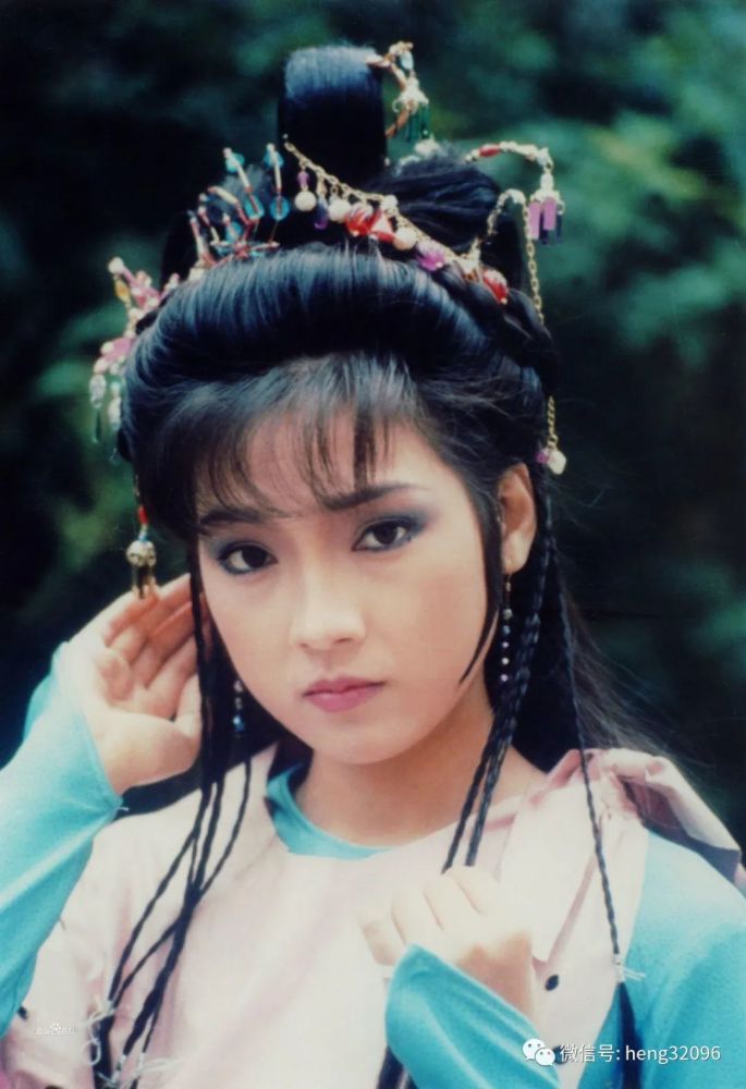 大师兄被囚禁后山,岳灵珊和劳德诺六猴等人玩不到一块去,过去都是大