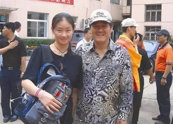 接触电影后,王亚彬对表演产生兴趣.