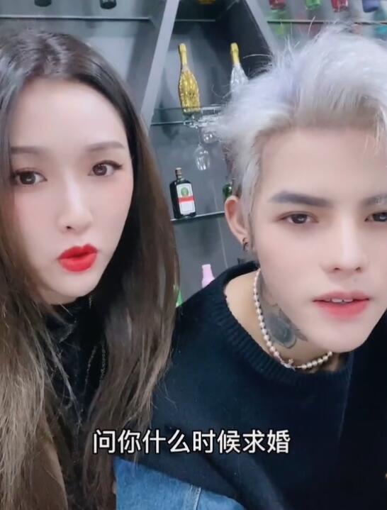 迷惑操作殷世航偶遇美女拍暧昧视频女友套路璐在一旁淡定抽烟