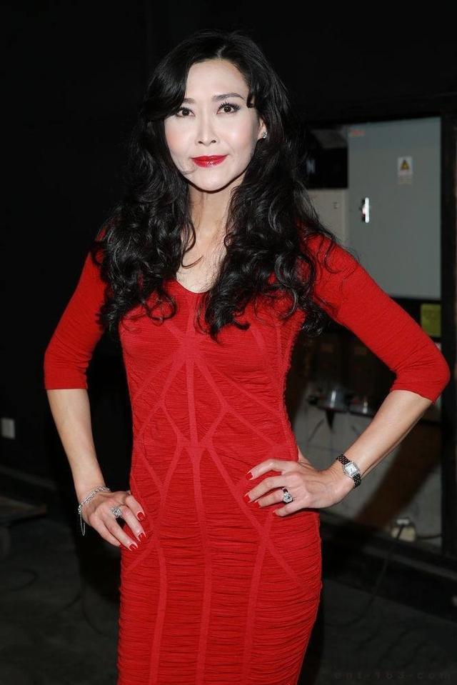 53岁的叶玉卿,近照曝光,她是钻石级的少奶奶了,依然风情万种