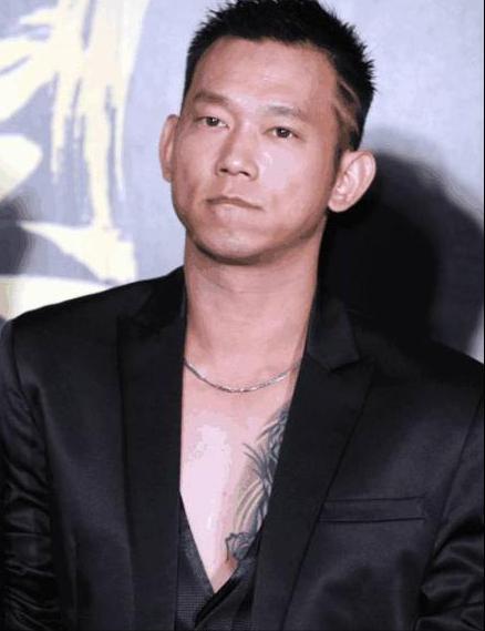 他12岁成名17岁入狱戴手铐为父奔丧如今成破亿票房导演