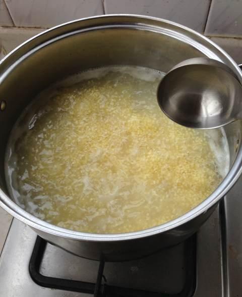 熬小米粥时,很多人都做错,多加这一步,轻松熬出米油,营养好吃