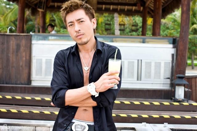 吕颂贤他是侠肝义胆的令狐大侠小四岁娇妻肤白貌美不减当年