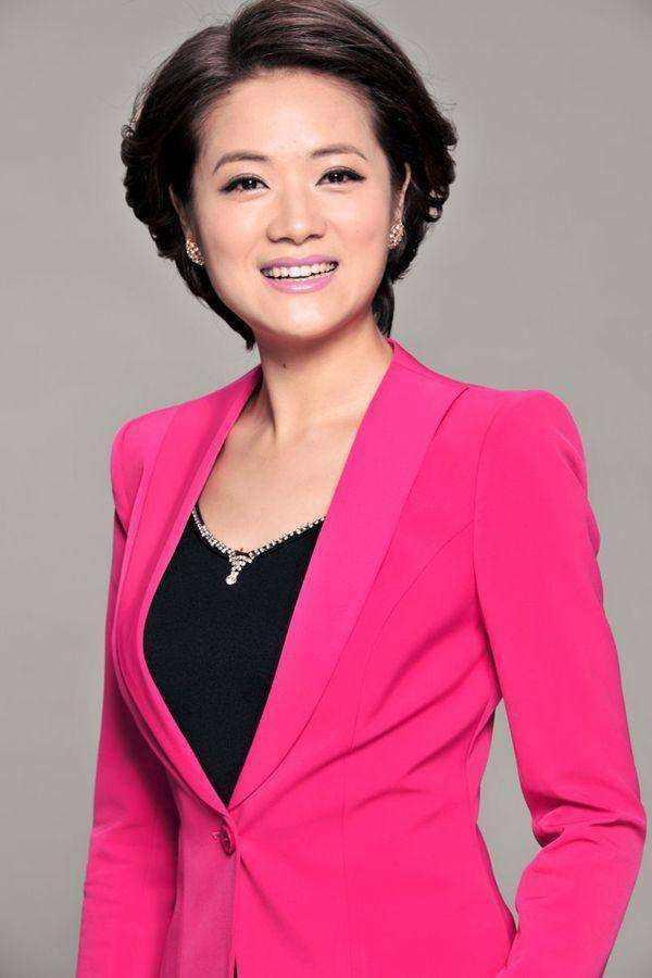 央视美女主播董丽萍,长相甜美还是学霸,如今40岁,依然单身