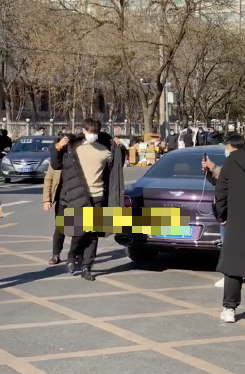 作为国民组合tfboys的成员,易烊千玺几乎是在全国观众的眼皮子底下