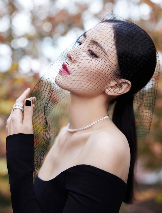 宋佳是一个东北女孩性子直爽她优雅性感一点不像40岁的人