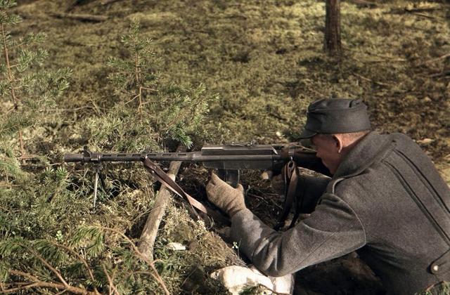 能当狙击枪用的芬兰拉蒂26轻机枪曾被中国引进痛殴日寇