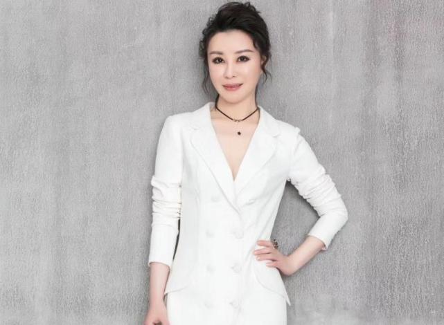 44岁祖海为何至今未婚?被闺蜜一把扯下遮羞布,原来她有这癖好