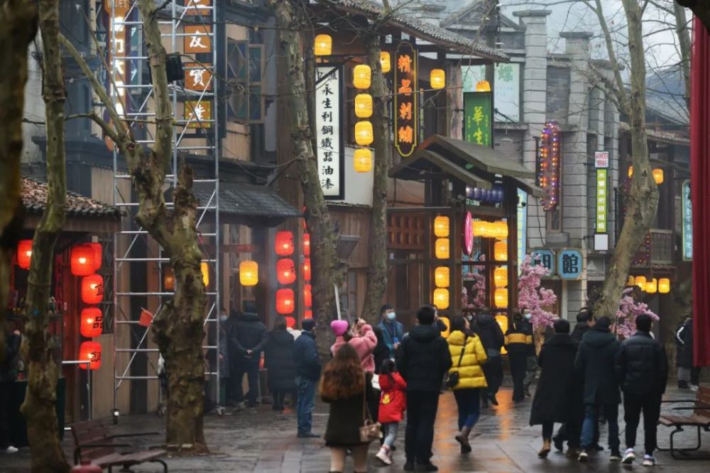 城门盘戏街头抓间谍枪战都匀炬蜂民国欢乐小镇试运营