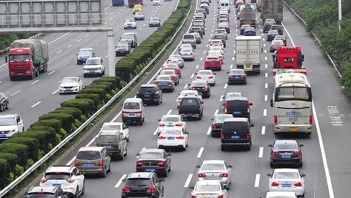 普通收費公路以車輛通過收費站收費車道的時間為準,高速公路以車輛駛