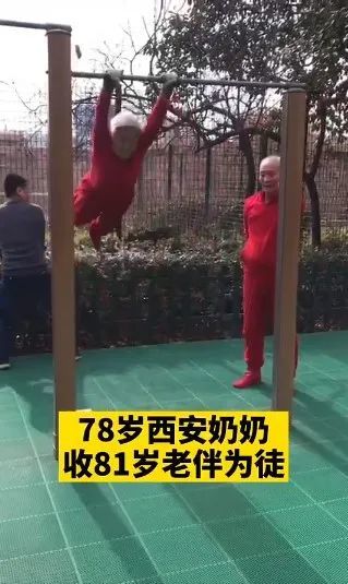 西安一位78歲的老人,自從迷上健身,就跟開了掛一般~ 不光是自己練,還