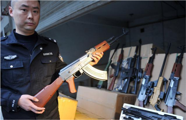 他身价四百亿,汶川地震给灾区捐5000万,被捕时搜出一个排的武器