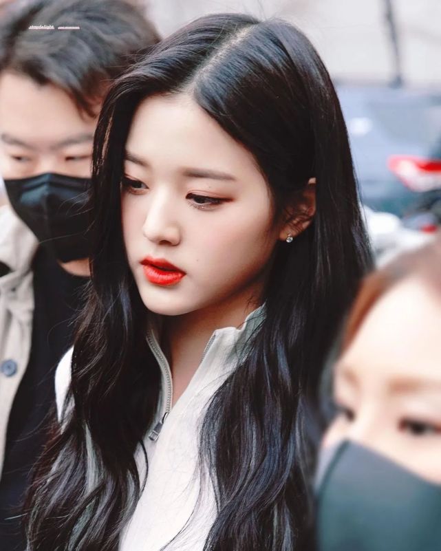 难怪这位中韩混血拍照都要p短腿