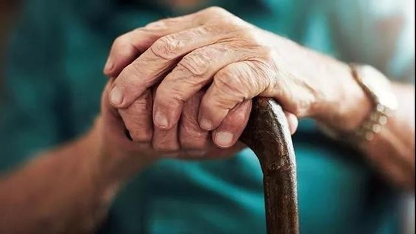 7日凌晨,陈宇萍将老人去世的消息告诉了冯某的家属