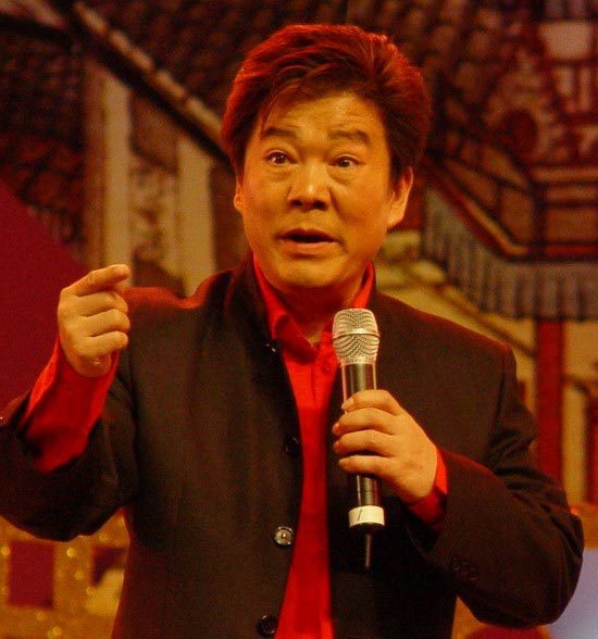 68岁相声大师奇志罕曝近况,双眼耷拉头发花白,走路颤巍要人扶