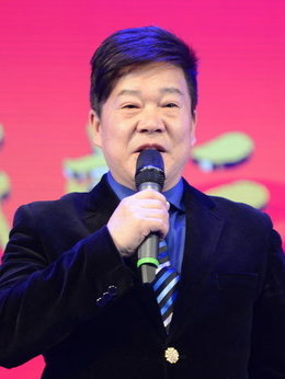 68岁相声大师奇志罕曝近况,双眼耷拉头发花白,走路颤巍要人扶