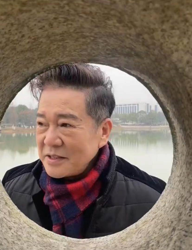 68岁相声大师奇志罕曝近况,双眼耷拉头发花白,走路颤巍要人扶