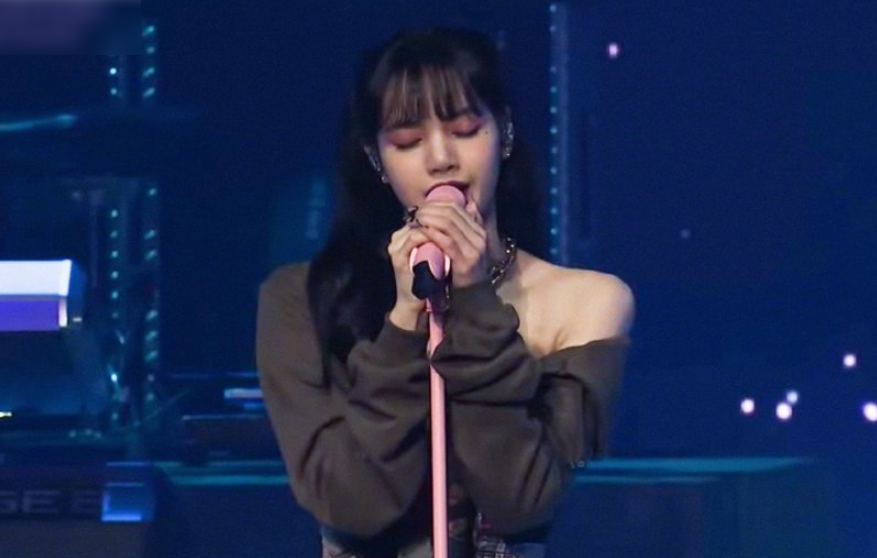 lisa演唱会立麦唱歌绝了全开麦稳如吞cd直接封神