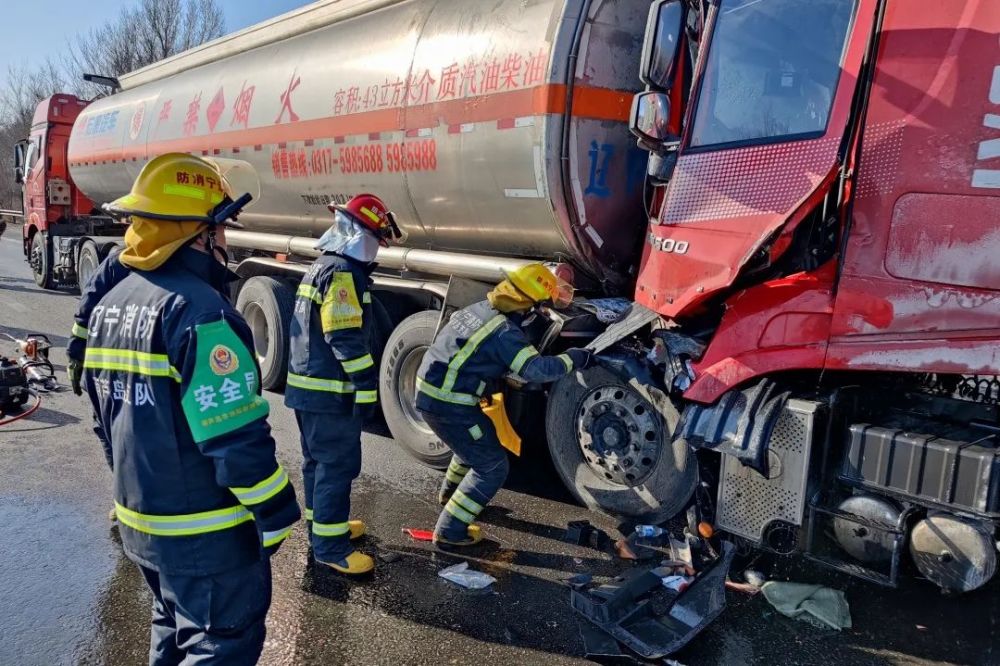 高速連續發生兩起油罐槽車洩漏事故,葫蘆島消防緊急出動成功救援!