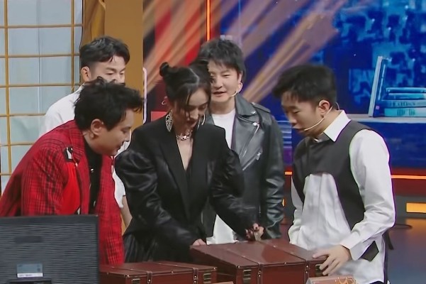 杨迪玩梗太过了当众内涵杨幂黑历史对方瞬间变脸场面尴尬