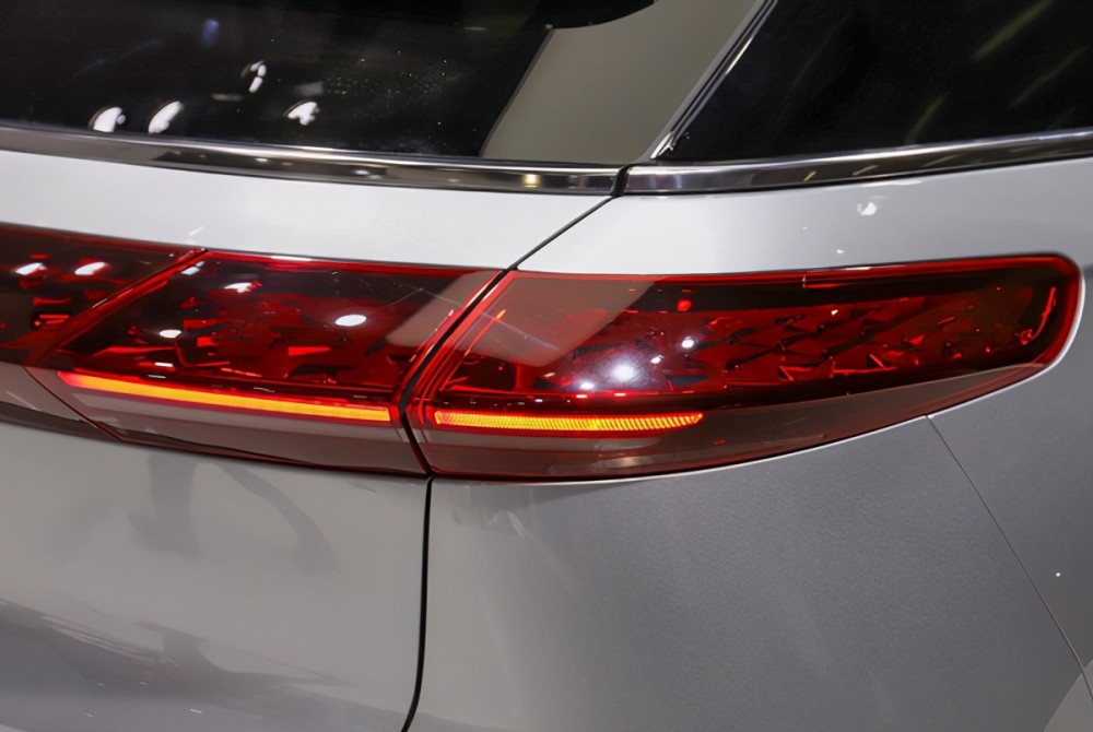 小鹏g3定位于suv车身设计灵感来源于太空座舱尾灯造型亮眼