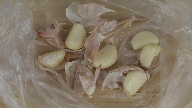 大蒜皮不要扔掉了几个用途花钱都买不到真是长见识了