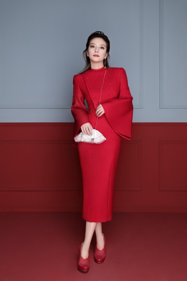 赵薇脸全露出来可太好看了!穿fendi新年中国红,美成人间富贵花