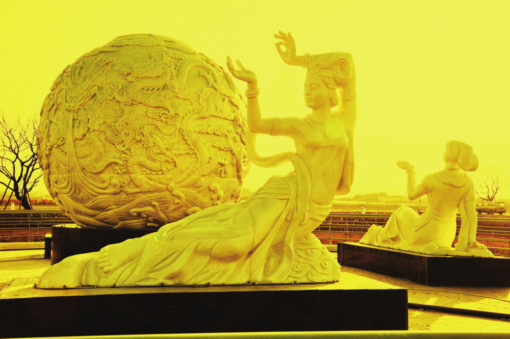 2003年,由于城市建设需要,"四仙女"雕塑被挪移至沈海高速公路漳州征管