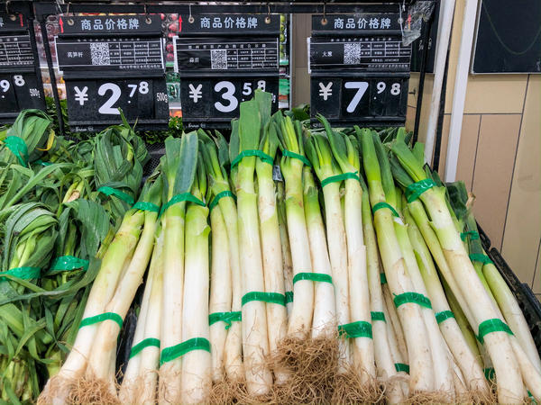 随着牛年春节的临近,郑州蔬菜价格也迎来一波涨价风,其中大葱价格涨幅