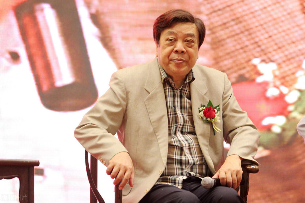 第一"国脸"赵忠祥,超10亿遗产不留给儿子,全给了他的小心肝!