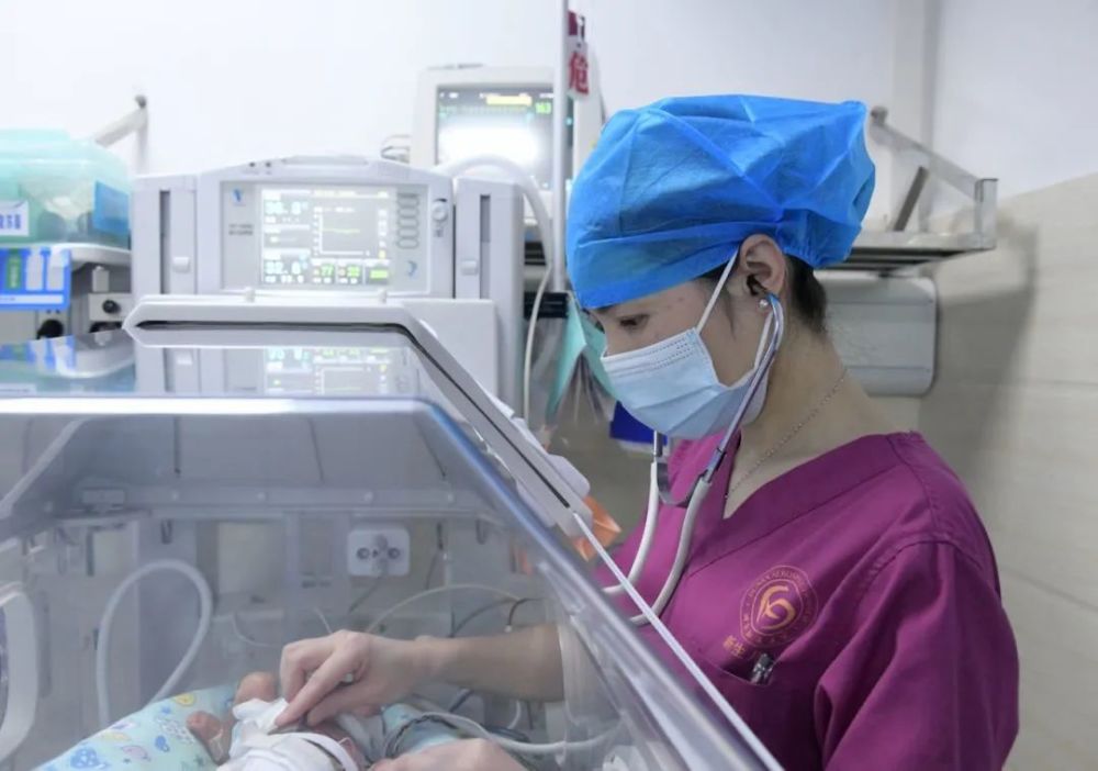 一位新生儿科医生的朋友圈里写满了感人的医患故事