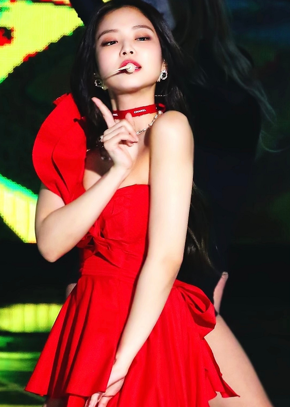 jennie红装太撩人了,锁骨窝精致又抢镜,哪吒头梳得"娃里娃气"_腾讯