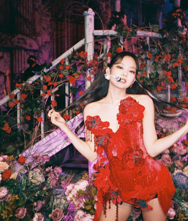 jennie红装太撩人了,锁骨窝精致又抢镜,哪吒头梳得"娃里娃气"