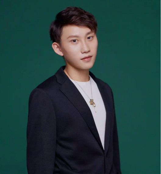 他勇于探索新的风格,与新加坡金牌编曲人terence teo合作的单曲《远在