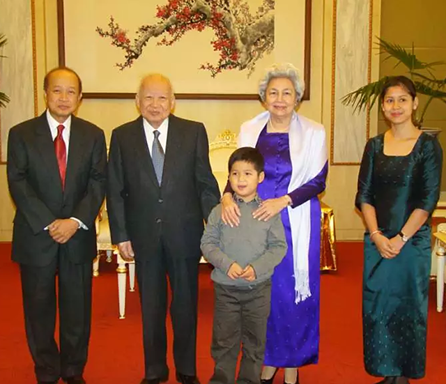 一年之后,新国王上台恢复了拉那烈亲王的称号,同时还授予奥波拉王妃的