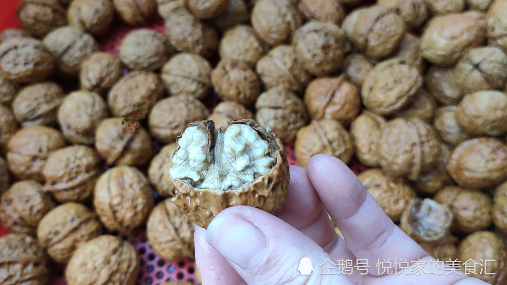 才知道,核桃剥壳这么简单,半小时剥5斤,徒手就能剥出完整果仁_腾讯