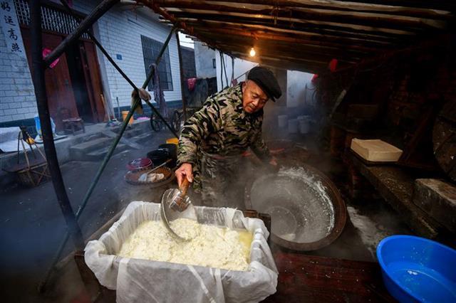 看洪师傅的做豆腐绝活豆香四溢年味更浓