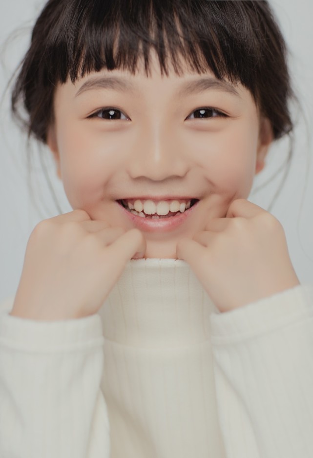 越长大越漂亮小山竹近照美得不像话邓伦看了也要被闺女美到