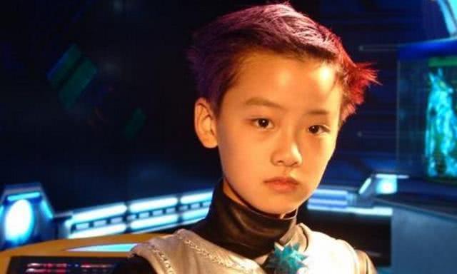 反观《快乐星球》另一个主角艾克的扮演者牛东文,当年在剧中会说7国