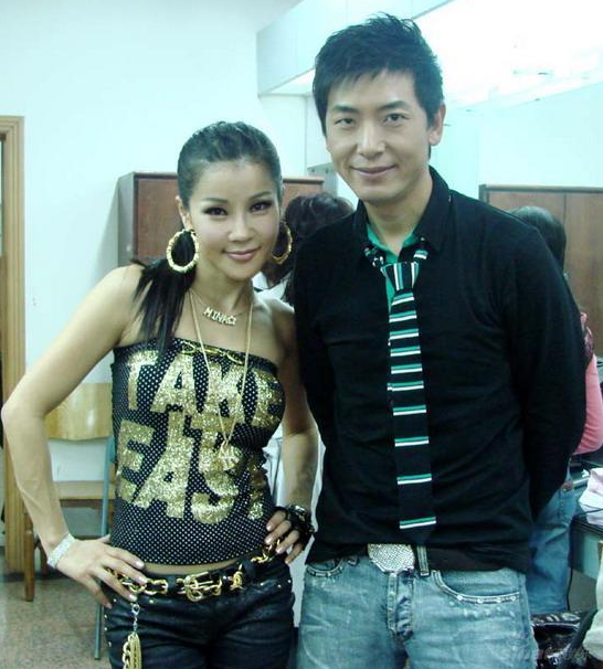 从驻唱歌手到家喻户晓戴军的成名史并不是只有一首阿莲