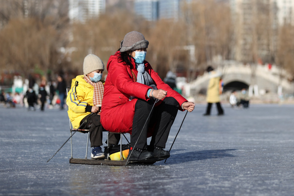 当日,西宁迎来晴好天气,不少市民来到西宁市人民公园内的冰场体验冰车