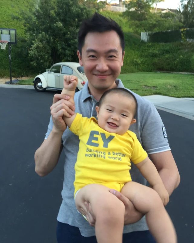 比起疫情当下的焦虑,他的洒脱更让人轻松