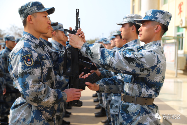 新兵手握钢枪庄严宣誓举行授枪仪式东部战区空军某场站警卫连近日文