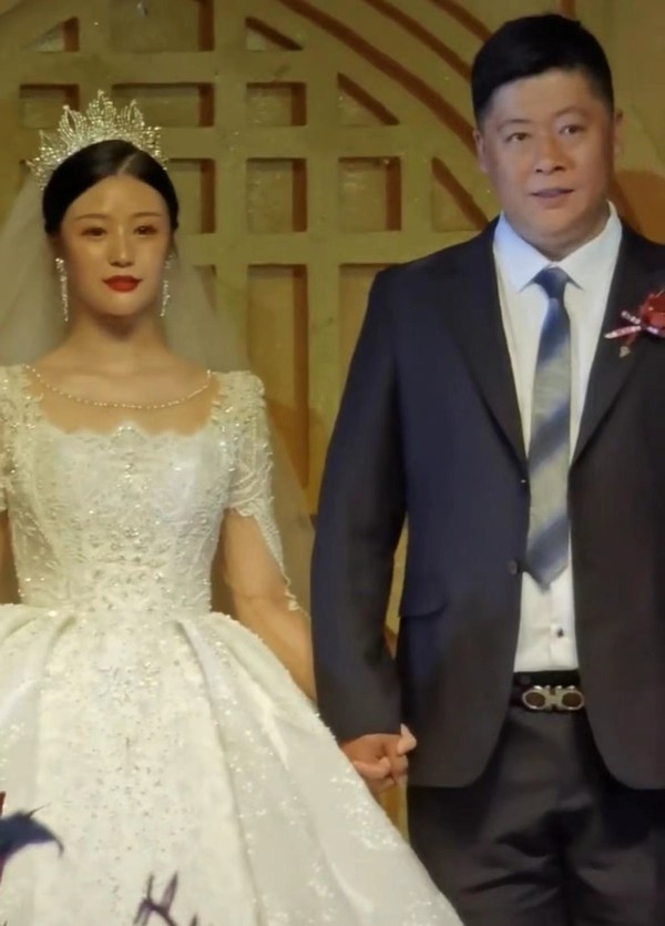 谢永强娇妻产后首露面,面容似少女不像生过娃,女儿被指像谢广坤