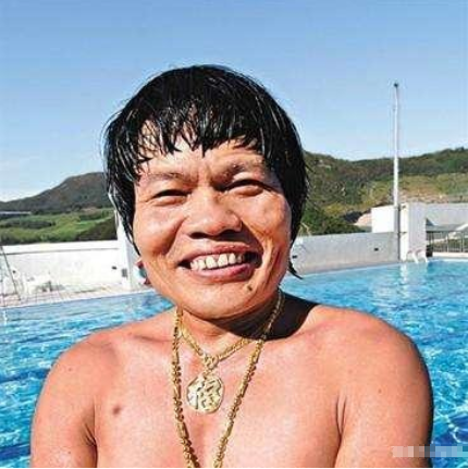 走进演员八两金的豪宅选择定居在深圳一屋子都是金表金项链