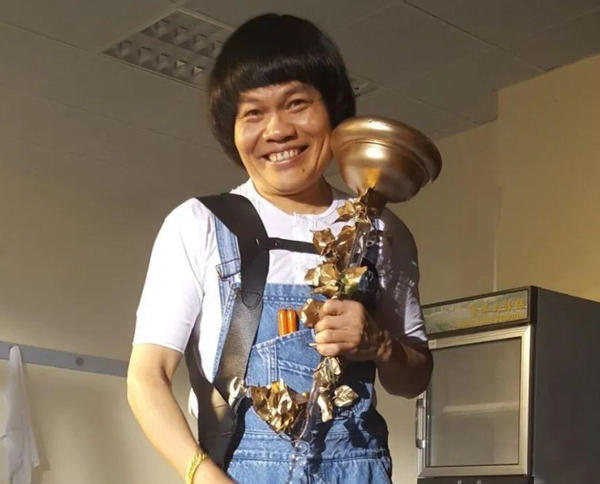 走进演员八两金的豪宅选择定居在深圳一屋子都是金表金项链