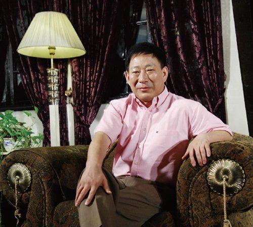 中国第一狂的千亿富豪:娶自己学生当老婆,曾180天推