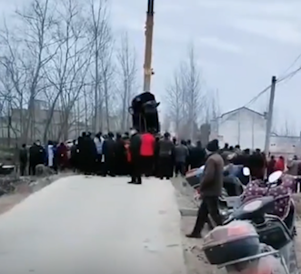 河南一轿车深夜冲入水塘致2人遇难,其中一