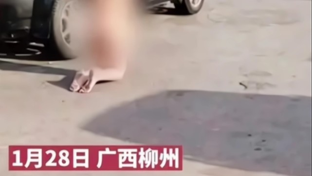 这是受了多大的委屈广西一年轻女子光溜溜跪路中间表情十分低落